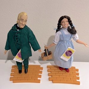 NWT Wizard of Oz dolls with stand